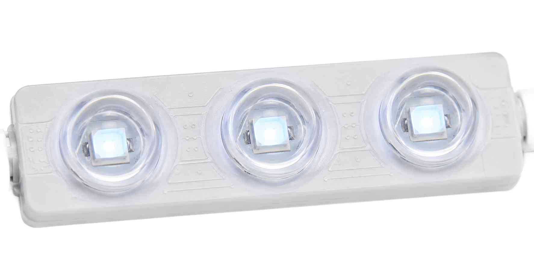 Detail tří čipů SMD 2835 San'an na LED modulu 7415 studená bílá 7000K se světelným tokem nad 70lm